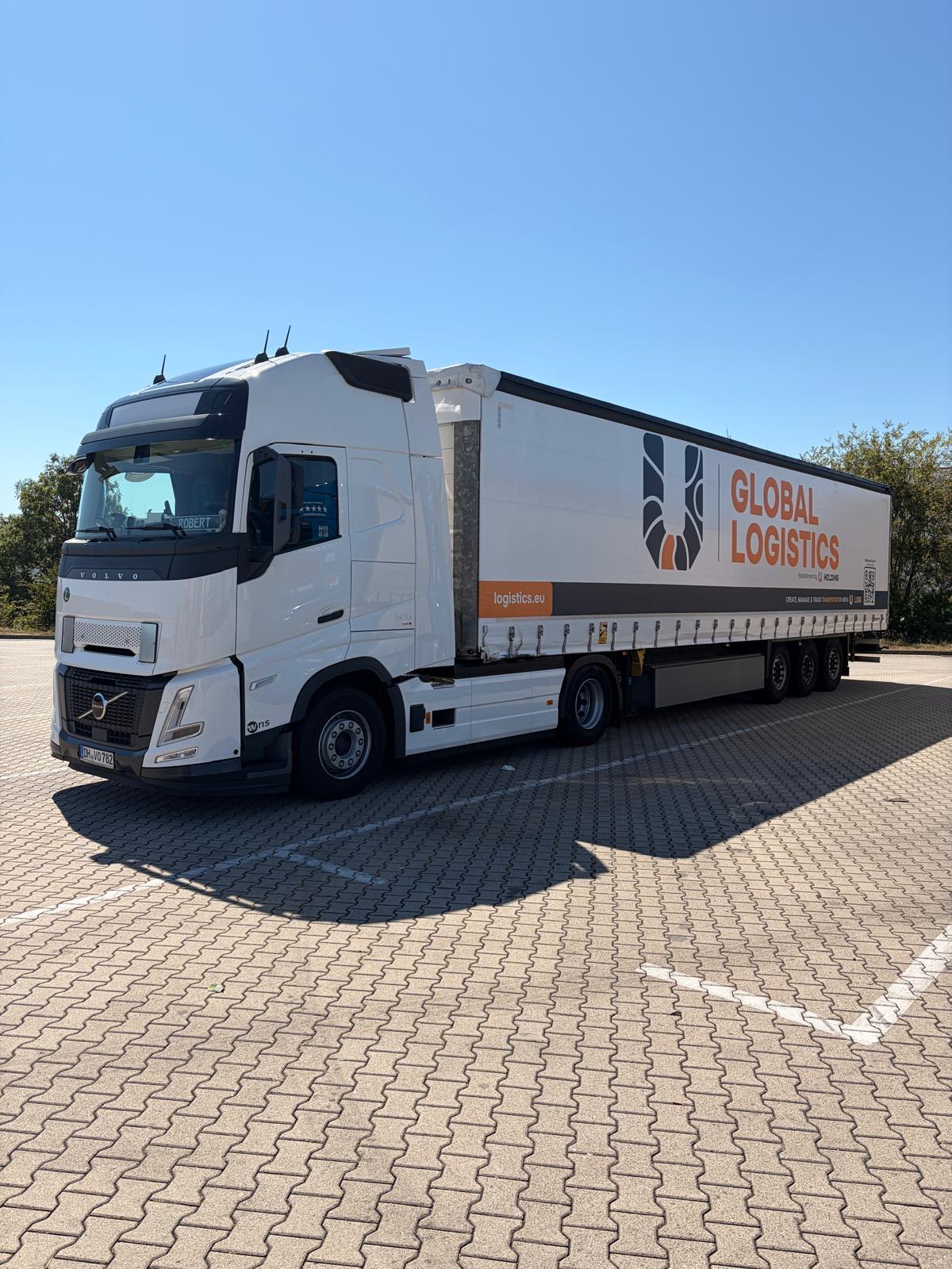 Volvo FH mit Global-Logistics-Planenauflieger / Tautliner
